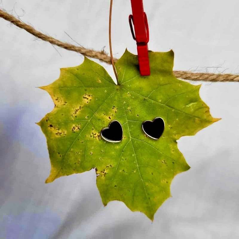 Idealna biżuteria na jesień 2025 – co będzie modne w tym sezonie?